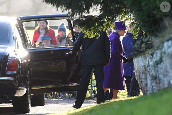 La reine Elizabeth II arrive à l'église de Sandringham pour la messe du 29 décembre 2013