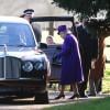 La reine Elizabeth II a quitté l'église de Sandringham sans recevoir de fleurs après la messe du 29 décembre 2013