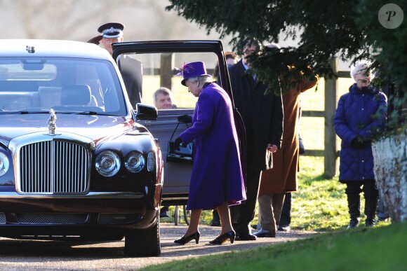 La reine Elizabeth II a quitté l'église de Sandringham sans recevoir de fleurs après la messe du 29 décembre 2013