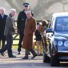 Le duc d'Edimbourg après la messe du 29 décembre 2013, alors que son épouse Elizabeth II repart dans sa Bentley