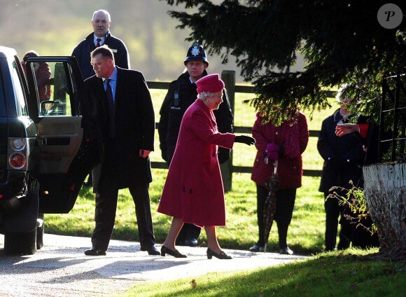 La reine Elizabeth II arrive à l'église de Sandringham pour la messe le 22 décembre 2013
