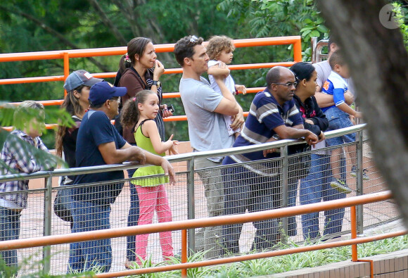 Matthew McConaughey avec sa femme Camila Alves et leurs enfants Levi, Vida et Livingston au zoo de Belo Horizonte au Brésil le 29 décembre 2013