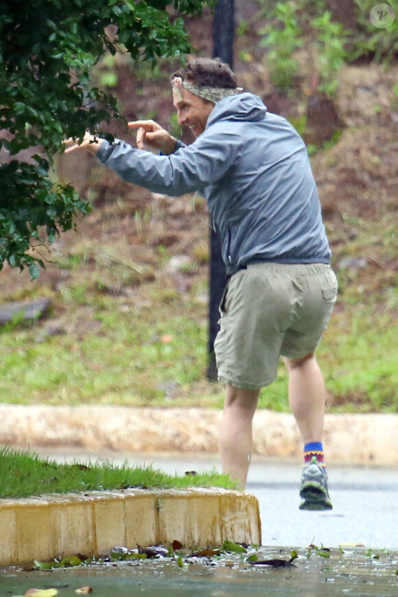 Matthew McConaughey faisant son incontournable jogging au Parque Municipal das Mangabeiras lors de son séjour à Belo Horizonte (Brésil) avec sa famille le 27 décembre 2013