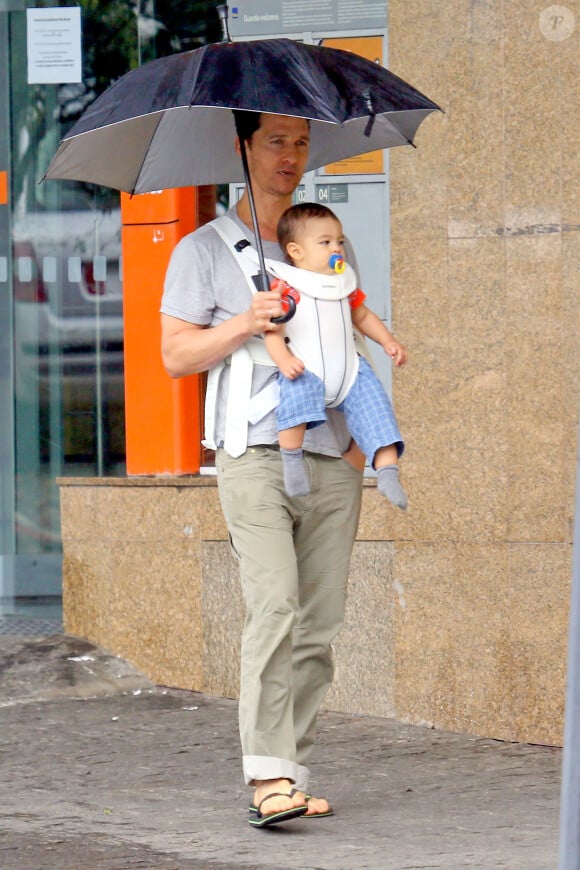 Matthew McConaughey et son bébé Livingstone, peu avant son premier anniversaire le 26 décembre 2013 à Belo Horizonte au Brésil