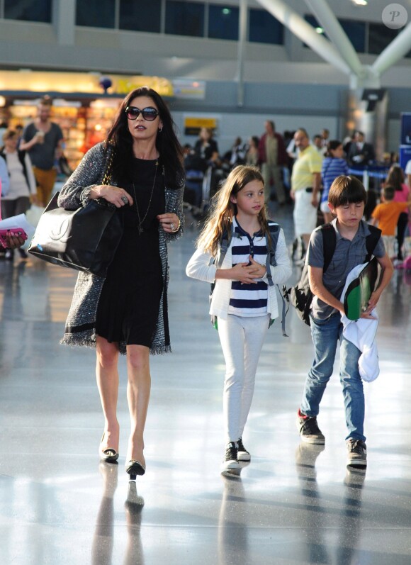 Catherine Zeta Jones et ses enfants Dylan et Carys à l'aéroport de New York le 16 juillet 2012