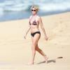 Charlize Theron sur la plage en bikini à Hawaï le 30 décembre 2013