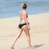 Charlize Theron sur la plage en bikini à Hawaï le 30 décembre 2013
