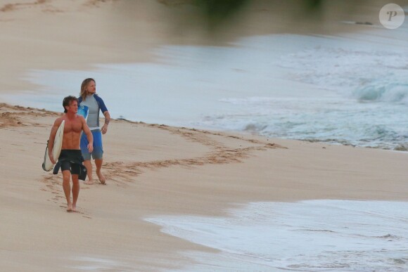 Sean Penn allant faire du surf avec un ami à Hawaï le 30 décembre 2013