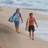 Sean Penn allant faire du surf avec un ami à Hawaï le 30 décembre 2013