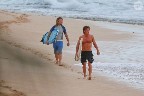 Sean Penn allant faire du surf avec un ami à Hawaï le 30 décembre 2013