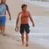 Sean Penn allant faire du surf avec un ami à Hawaï le 30 décembre 2013