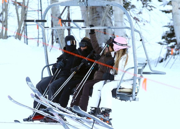 Kanye West, Kim Kardashian et sa sœur Kourtney un télésiège à Aspen, dans le Colorado. Le 30 décembre 2013.