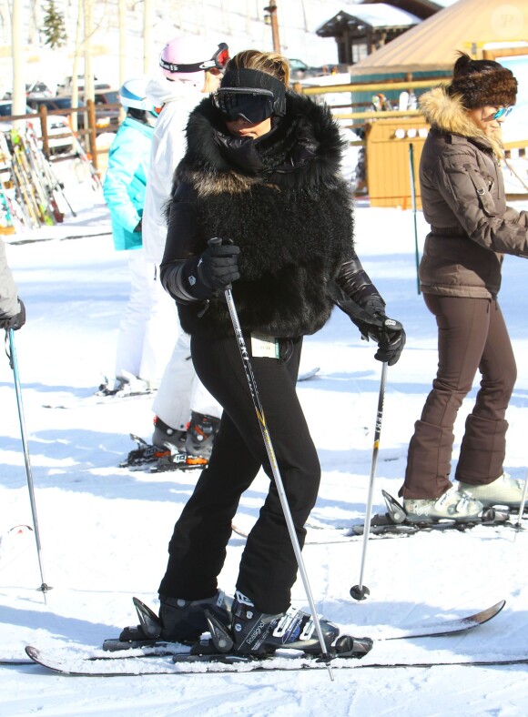 Kim et Kourtney Kardashian font du ski à Aspen, dans le Colorado. Le 30 décembre 2013.