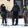 Kim Kardashian, son fiancé Kanye West, et sa sœur Kourtney font du ski à Aspen, dans le Colorado. Le 30 décembre 2013.