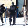 Kim Kardashian, son fiancé Kanye West, et sa sœur Kourtney font du ski à Aspen, dans le Colorado. Le 30 décembre 2013.