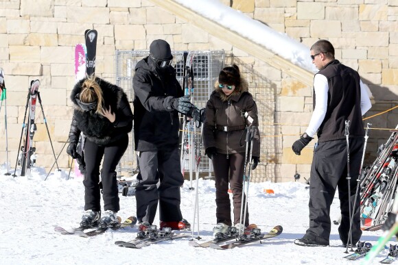 Kim Kardashian, Kanye West et Kourtney Kardashian font du ski à Aspen. Le 30 décembre 2013.