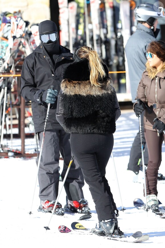 Kim Kardashian, Kourtney Kardashian et Kanye West en vacances à Aspen. Le 30 décembre 2013.