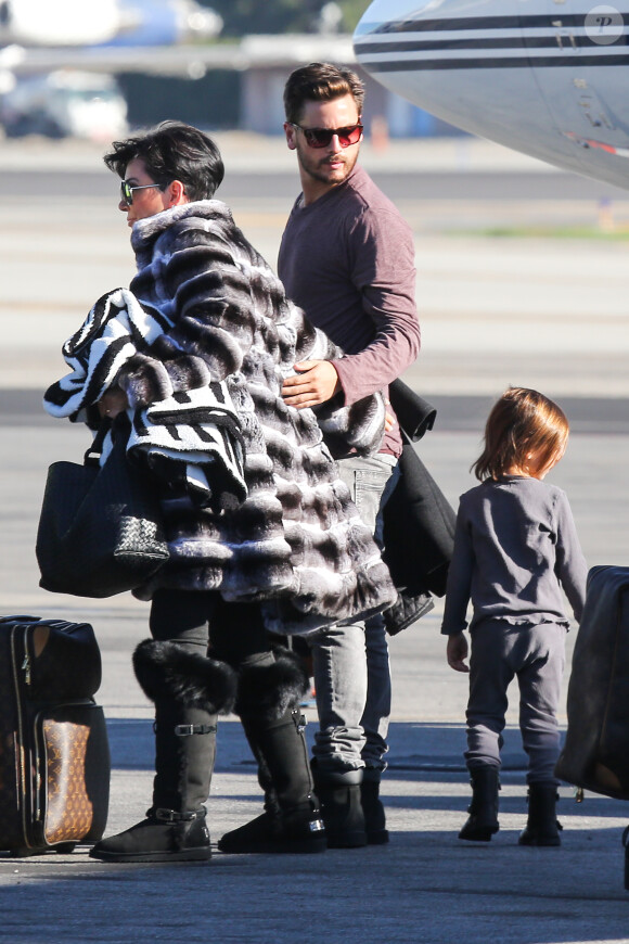 Kris Jenner, Scott Disick et son fils Mason montent à bord d'un jet privé à l'aéroport de Van Nuys. Los Angeles, le 27 décembre 2013.