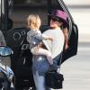 Kourtney Kardashian et sa fille Penelope montent à bord d'un jet privé à l'aéroport de Van Nuys. Los Angeles, le 27 décembre 2013.