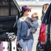 Kourtney Kardashian et sa fille Penelope montent à bord d'un jet privé à l'aéroport de Van Nuys. Los Angeles, le 27 décembre 2013.