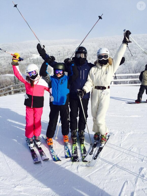 Michael Douglas a posté le 1er janvier 2014 sur son profil Facebook une photo de son séjour au ski au Québec, avec sa femme Catherine Zeta-Jones et leurs enfants Dylan et Carys