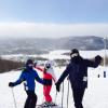 Michael Douglas a posté le 1er janvier 2014 sur son profil Facebook une photo de son séjour au ski au Québec, avec sa femme Catherine Zeta-Jones (qui prend peut-être cette photo) et leurs enfants Dylan et Carys