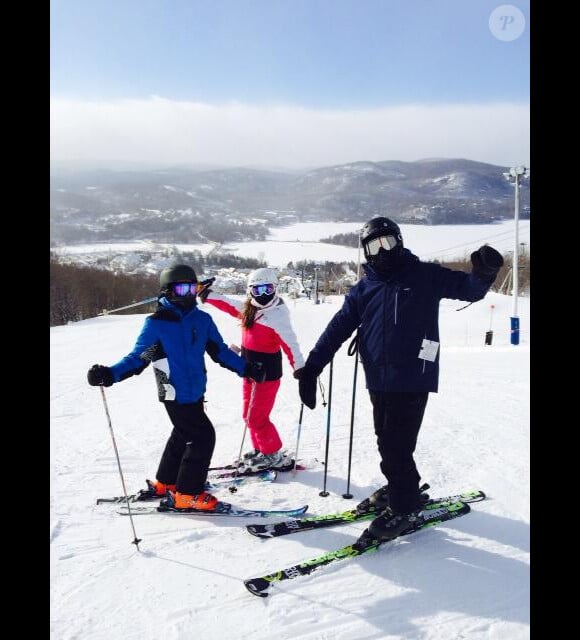 Michael Douglas a posté le 1er janvier 2014 sur son profil Facebook une photo de son séjour au ski au Québec, avec sa femme Catherine Zeta-Jones (qui prend peut-être cette photo) et leurs enfants Dylan et Carys
