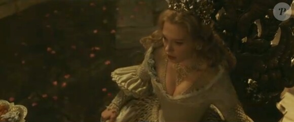 Léa Seydoux amoureuse dans le clip de Sauras-tu m'aimer pour La Belle et la Bête.