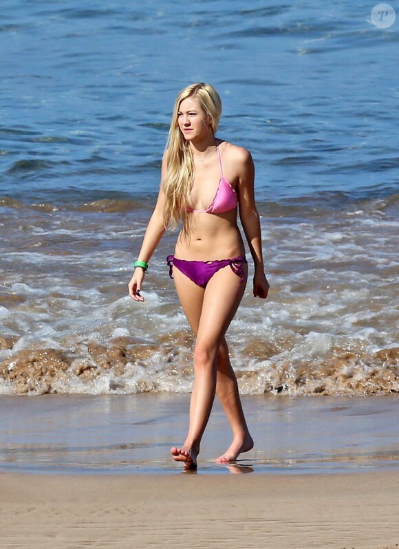 Ava Sambora, fille de Richard Sambora et Heather Locklear, profitant du soleil d'Hawaii le 1er janvier 2014.