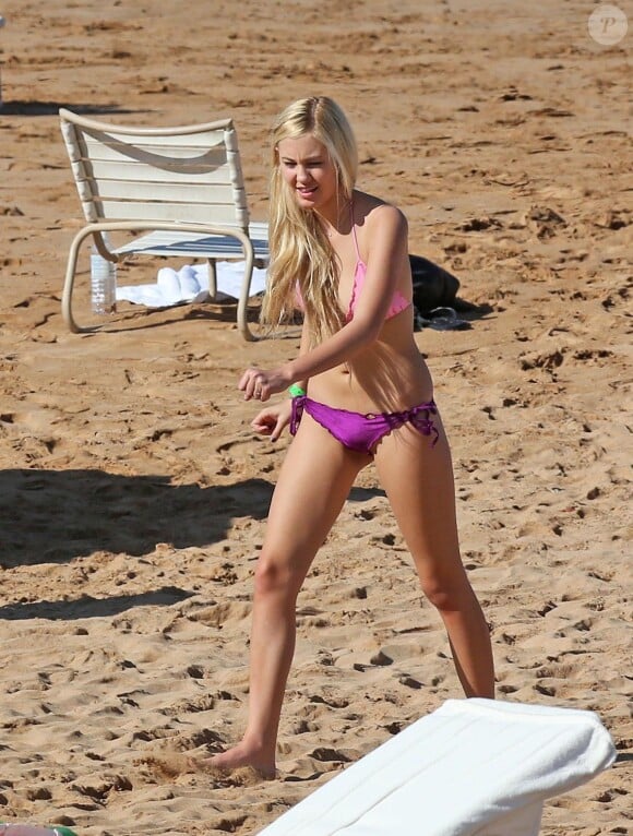 Ava Sambora, fille de Richard Sambora et Heather Locklear, profitant du soleil d'Hawaii le 1er janvier 2014.