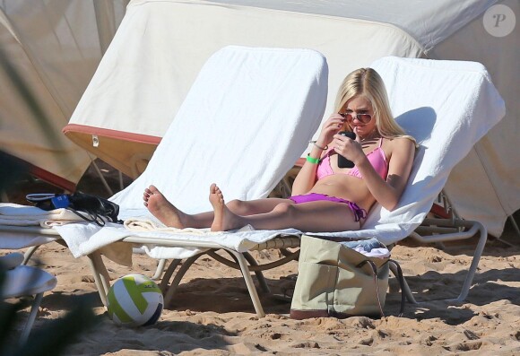Ava Sambora, fille de Richard Sambora et Heather Locklear, profitant du soleil d'Hawaii le 1er janvier 2014.