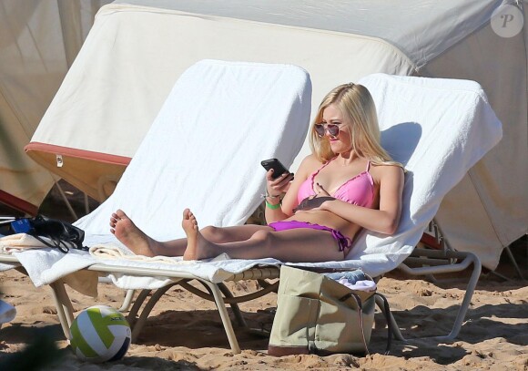 Ava Sambora, fille de Richard Sambora et Heather Locklear, profitant du soleil d'Hawaii le 1er janvier 2014.