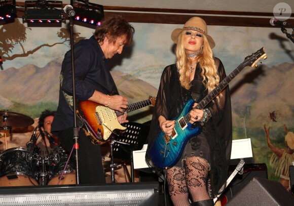 Richie Sambora, ex-mari d'Heather Locklear, lors d'un mini-concert pour fêter le Nouvel An au restaurant Mala Wailea le 31 décembre 2013 à Hawaii.