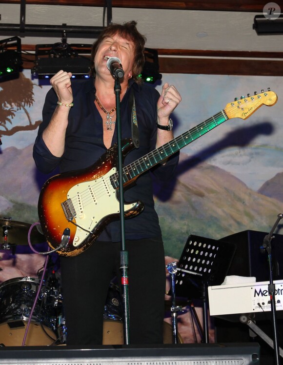 Richie Sambora, ex-mari d'Heather Locklear, lors d'un mini-concert pour fêter le Nouvel An au restaurant Mala Wailea le 31 décembre 2013 à Hawaii.
