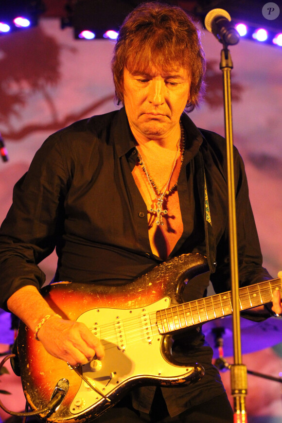 Richie Sambora, ex-mari d'Heather Locklear, lors d'un mini-concert pour fêter le Nouvel An au restaurant Mala Wailea le 31 décembre 2013 à Hawaii.