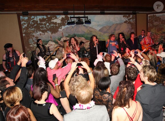 Richie Sambora, ex-mari d'Heather Locklear, lors d'un mini-concert pour fêter le Nouvel An au restaurant Mala Wailea le 31 décembre 2013 à Hawaii.