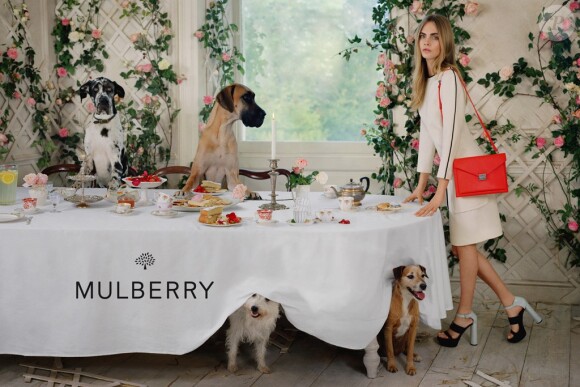 Cara Delevingne et les invités de sa "tea party", photographiés par Tim Walker pour Mulberry. Campagne publicitaire printemps-été 2014.
