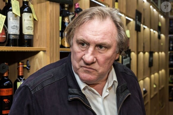 Gérard Depardieu visitant une boutique "Wine Express" qui va commercialiser son vin dans la station de train Kursky à Moscou, le 5 novembre 2013
