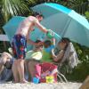Exclusif - Robert Downey Jr. rafraîchit son fils Exton Elias au côté de sa femme Susan en vacances à Saint Barthélemy le 29 décembre 2013.