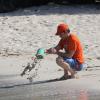 Exclusif - Robert Downey Jr. joue aux pâtés de sable avec son fils Exton et sa femme Susan en vacances à Saint Barthélemy le 29 décembre 2013.