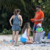 Exclusif - Robert Downey Jr. joue aux pâtés de sable avec son fils Exton et sa femme Susan en vacances à Saint Barthélemy le 29 décembre 2013.