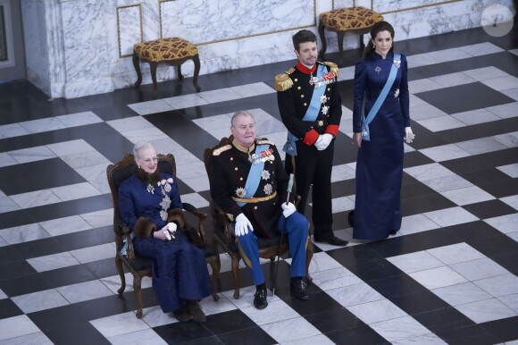 La reine Margrethe II de Danemark et le prince Henrik avec le prince héritier Frederik et la princesse Mary de Danemark au cours de la réception du Nouvel An du corps diplomatique au palais Christiansborg à Copenhague le 6 janvier 2014.