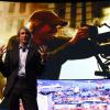 Joe Stinziano et Michael Bay présente une télévision révolutionnaire au CES 2014 à Las Vegas, le 6 janvier 2014.