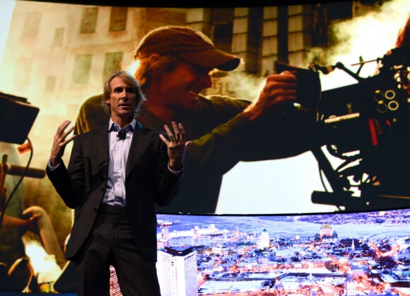 Joe Stinziano et Michael Bay présente une télévision révolutionnaire au CES 2014 à Las Vegas, le 6 janvier 2014.