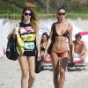 Les mannequins Olga Kent et Carolina Pascari profitent d'une après-midi ensoleillée sur une plage de Miami, le 6 janvier 2014.