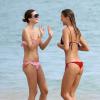 Carolina Pascari et Olga Kent profitent d'une après-midi ensoleillée sur une plage de Miami, le 6 janvier 2014.