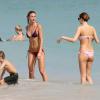 Les mannequins Olga Kent et Carolina Pascari profitent d'une après-midi ensoleillée sur une plage de Miami, le 6 janvier 2014.