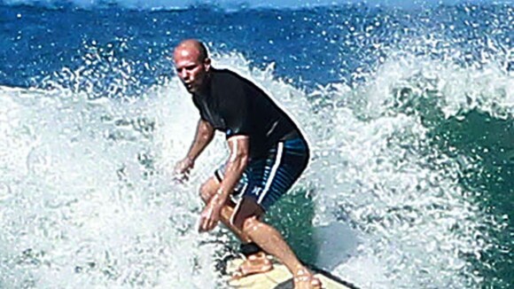 Quand Jason Statham surfe, sa belle Rosie s'étale sur le sable d'Hawaï