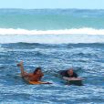 Exclusif - Jason Statham faisant du surf lors de ses vacances à Hawaï le 6 janvier 2013