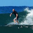Exclusif - Jason Statham faisant du surf lors de ses vacances à Hawaï le 6 janvier 2013